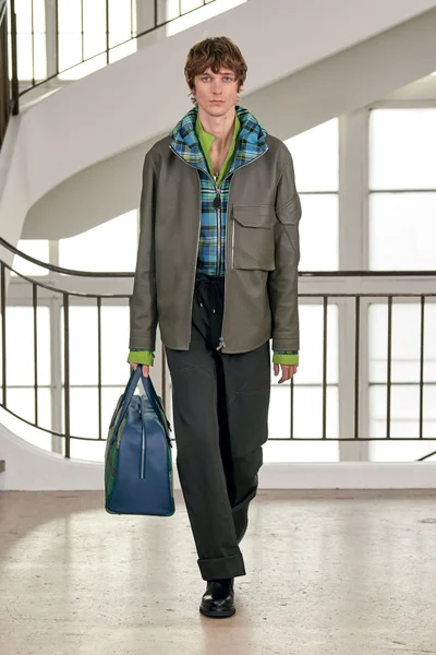 Look 17